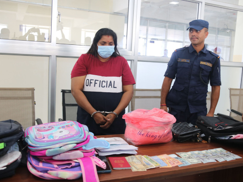 २० करोड मूल्य बराबरको कोनिनसहित मलेसियन महिला पक्राउ