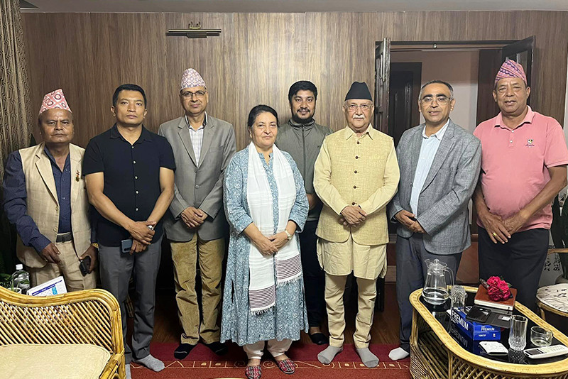 प्रधानमन्त्रीमा नियुक्त हुनासाथ पूर्वराष्ट्रपति भण्डारीलाई भेट्न पुगे ओली