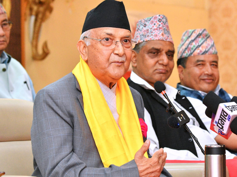 ओलीलाई प्रधानमन्त्री नियुक्तिका लागि कांग्रेस–एमालेका सांसदले राष्ट्रपतिलाई हस्ताक्षर बुझाउँदै