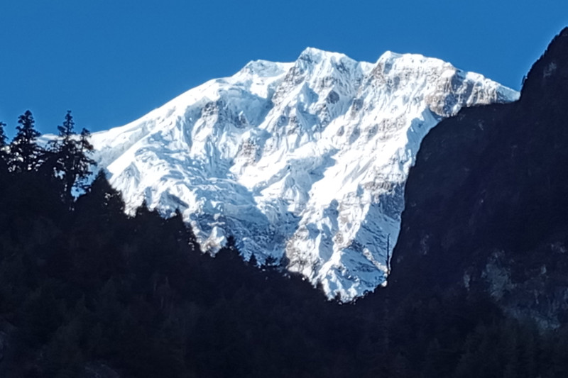 मनाङबाट देखिएको लमजुङ हिमाल
