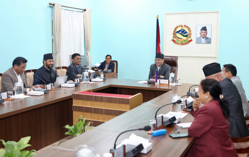 मन्त्रिपरिषद् बैठकमा प्रचण्डको ‘ब्रिफिङ’- बाहिरको हल्ला नपत्याउनुस्, गठबन्धन टिक्छ 