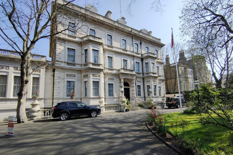 बेलायतमा प्रदर्शन चर्किएपछि नेपाली दूतावासले भन्यो– सतर्क रहनू, हुलदङ्गा भएको ठाउँमा नजानू