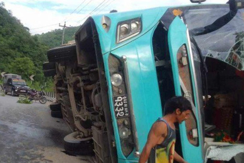 मुग्लिङ–नारायणगढ सडकखण्डको घुमाउनेमा बस दुर्घटना