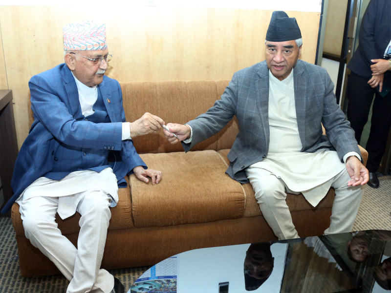 प्रधानमन्त्रीमा दाबी गर्न शीतल निवास जाँदै कांग्रेस-एमाले नेताहरू