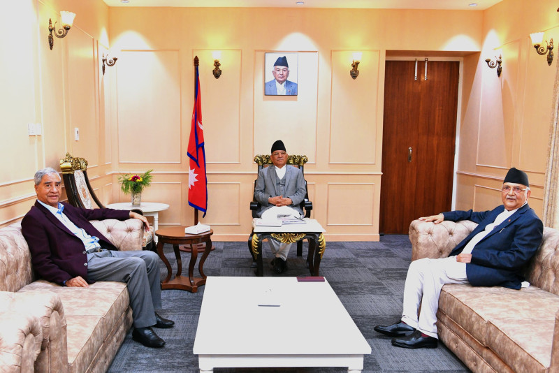 प्रचण्डलाई भेट्न ओली र देउवा बालुवाटारमा