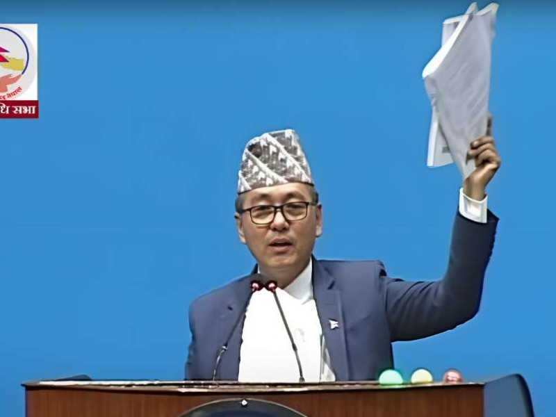 राजेन्द्र लिङ्देनले रोष्टममै च्याते बजेट पुस्तिका 