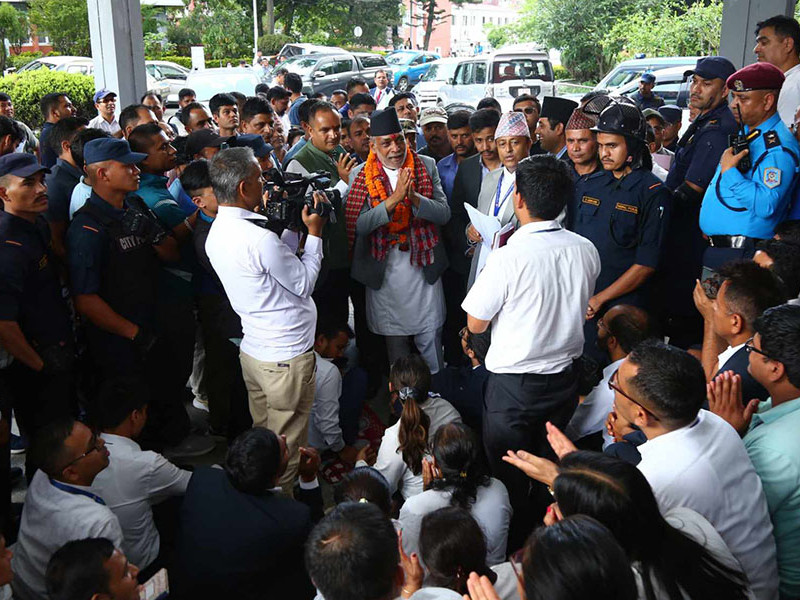 कृषि मन्त्रालयमा कर्मचारीको धर्ना, नवनियुक्त मन्त्रीले पाएनन् कार्यभार सम्हाल्न