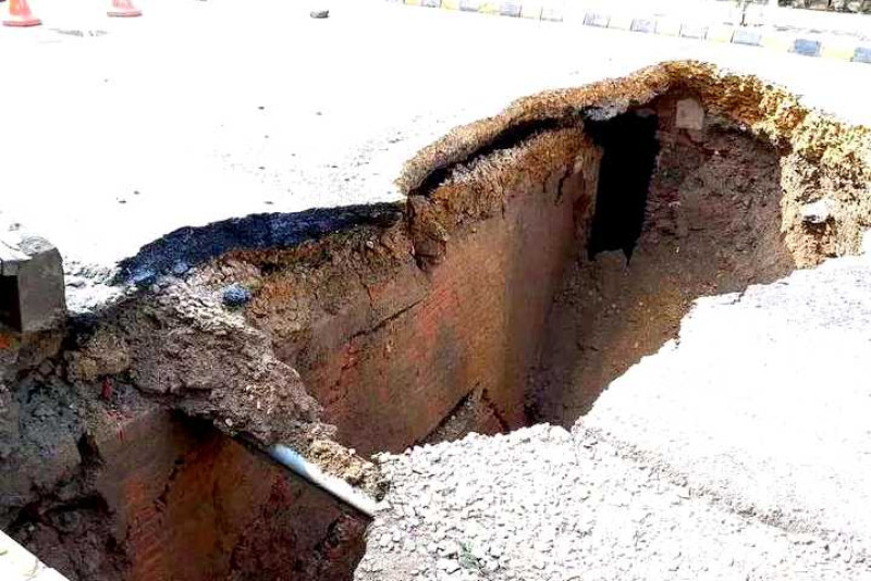 सडक भासिएको ठाउँ टुकुचा खोला, महानगर भन्छ- पुल बनाउनुको विकल्प छैन