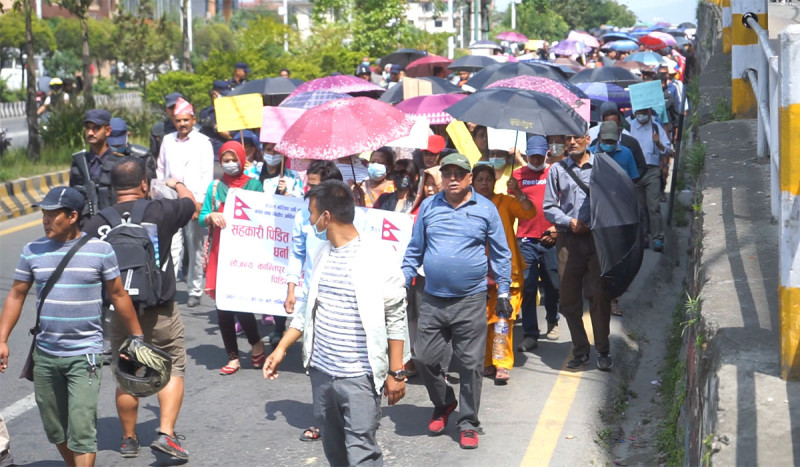 सरकारले सम्झौता कार्यान्वयन नगरेको भन्दै सहकारी पीडित सडकमा