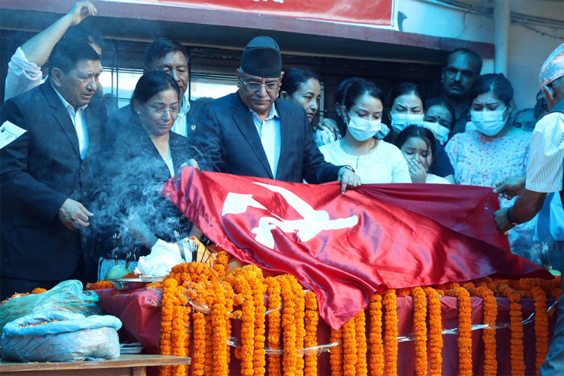 प्रधानमन्त्री प्रचण्ड पत्नी सीता दाहाललाई अन्तिम श्रद्धाञ्जली दिइँदै
