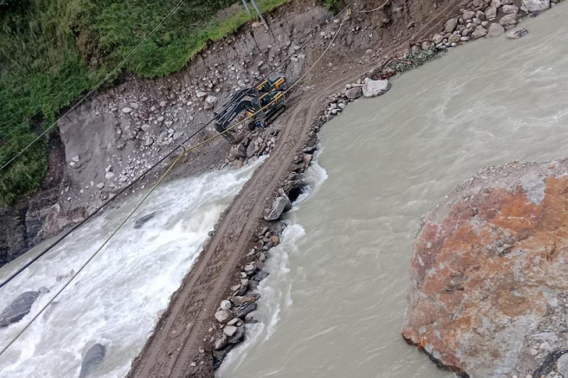 ह्युमपाइपले जोडियो तातोपानी नाका