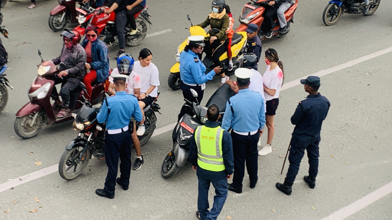 ट्राफिक प्रहरीले कागजी चिट नकाट्ने, नागरिक एपबाटै जरिवाना तिर्नसक्ने