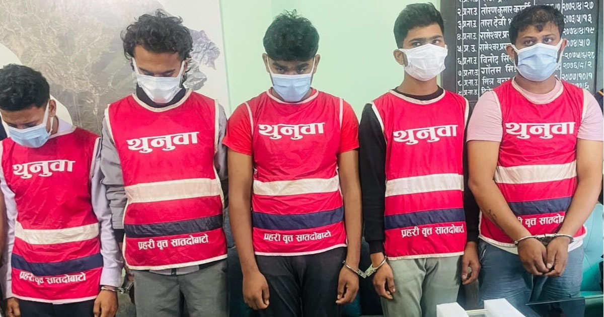 सुन गाल्ने मेसिन र ५० लाख नगदसहित ललितपुरबाट तीन भारतीयसहित ५ जना पक्राउ 