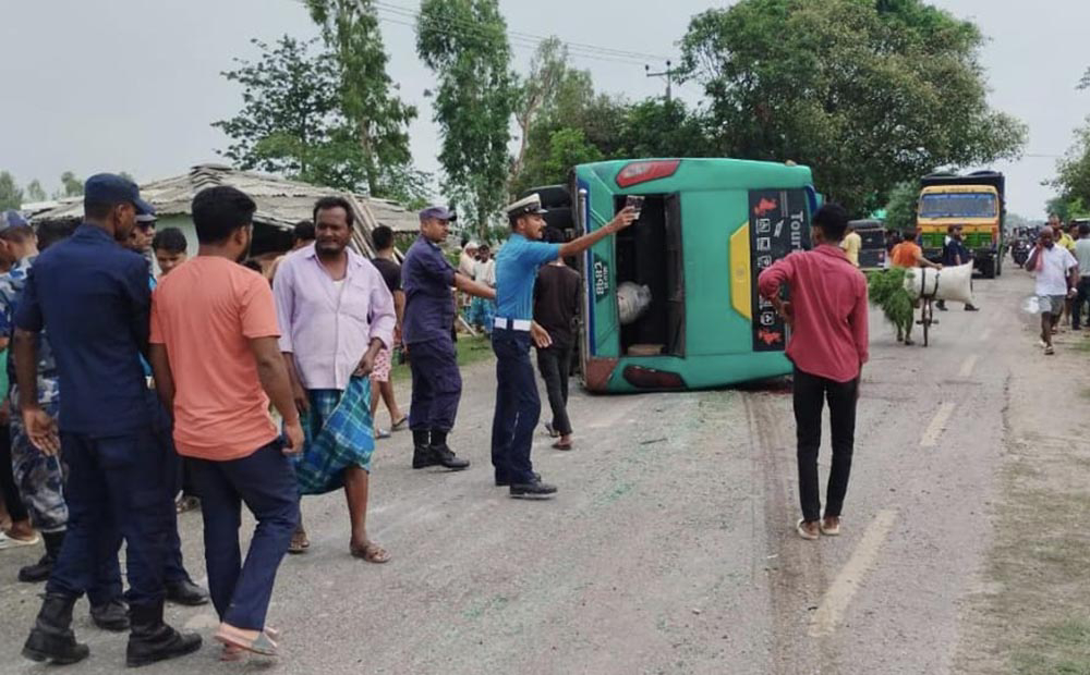 ओभरटेक गर्दा रौतहटमा बस दुर्घटना, एकको मृत्यु, ८ घाइते