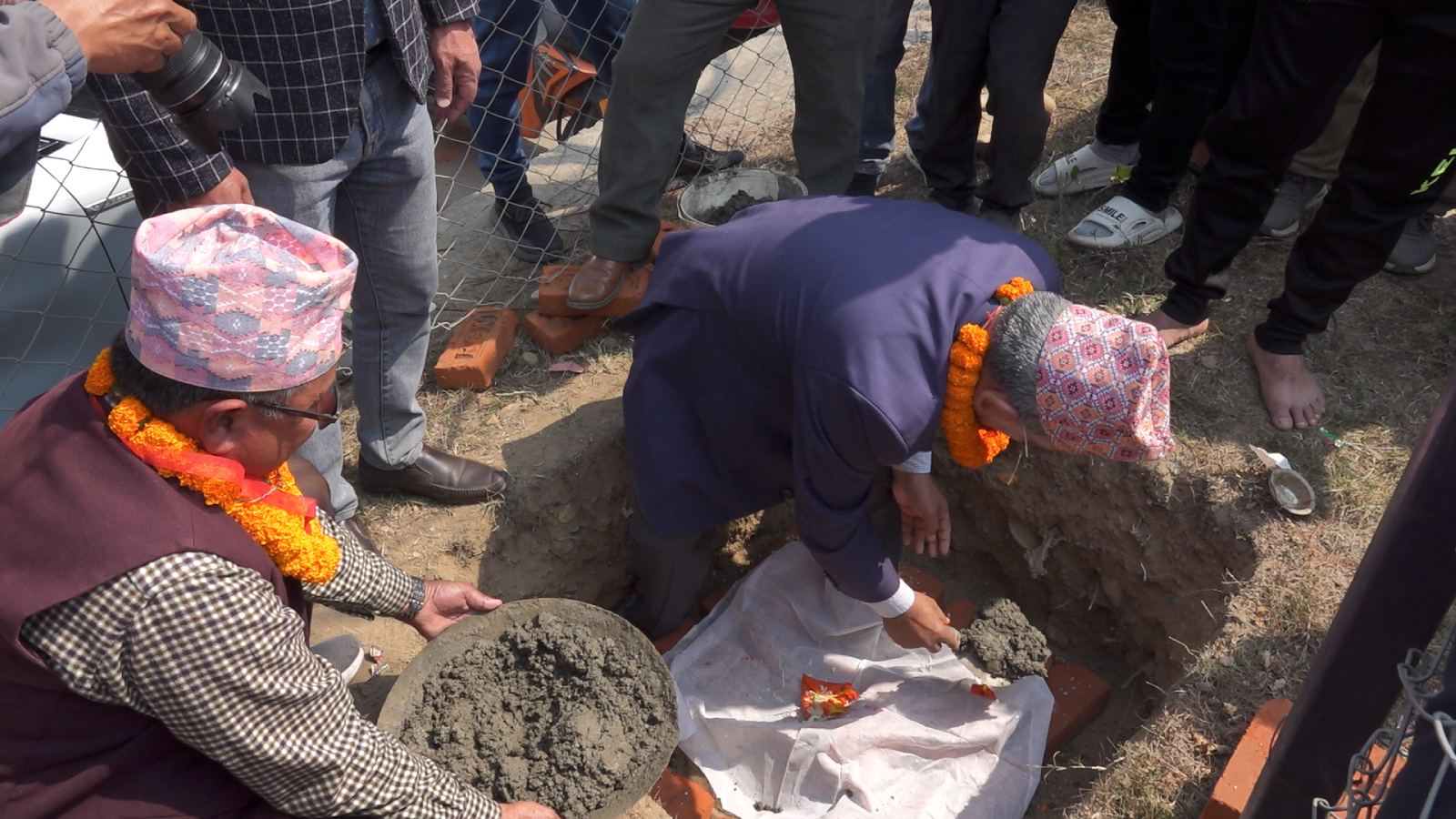 साढे ४ करोड लागतमा ललितपुर महानगरले लिफ्टसहितको आकाशे पुल निर्माण गर्ने, चिरीबाबुले गरे शिलान्यास