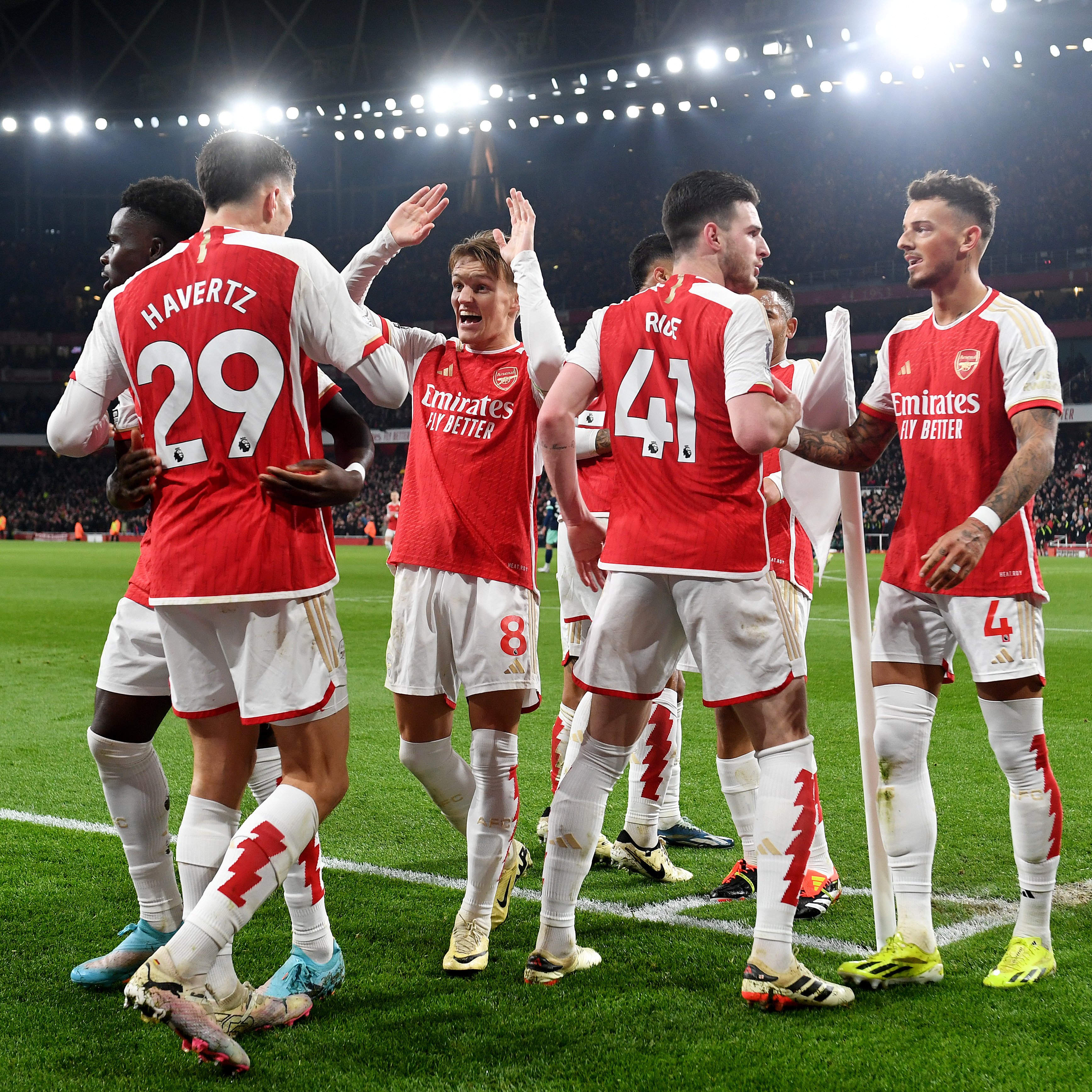 आर्सनल प्रिमियर लिगको शीर्ष स्थानमा