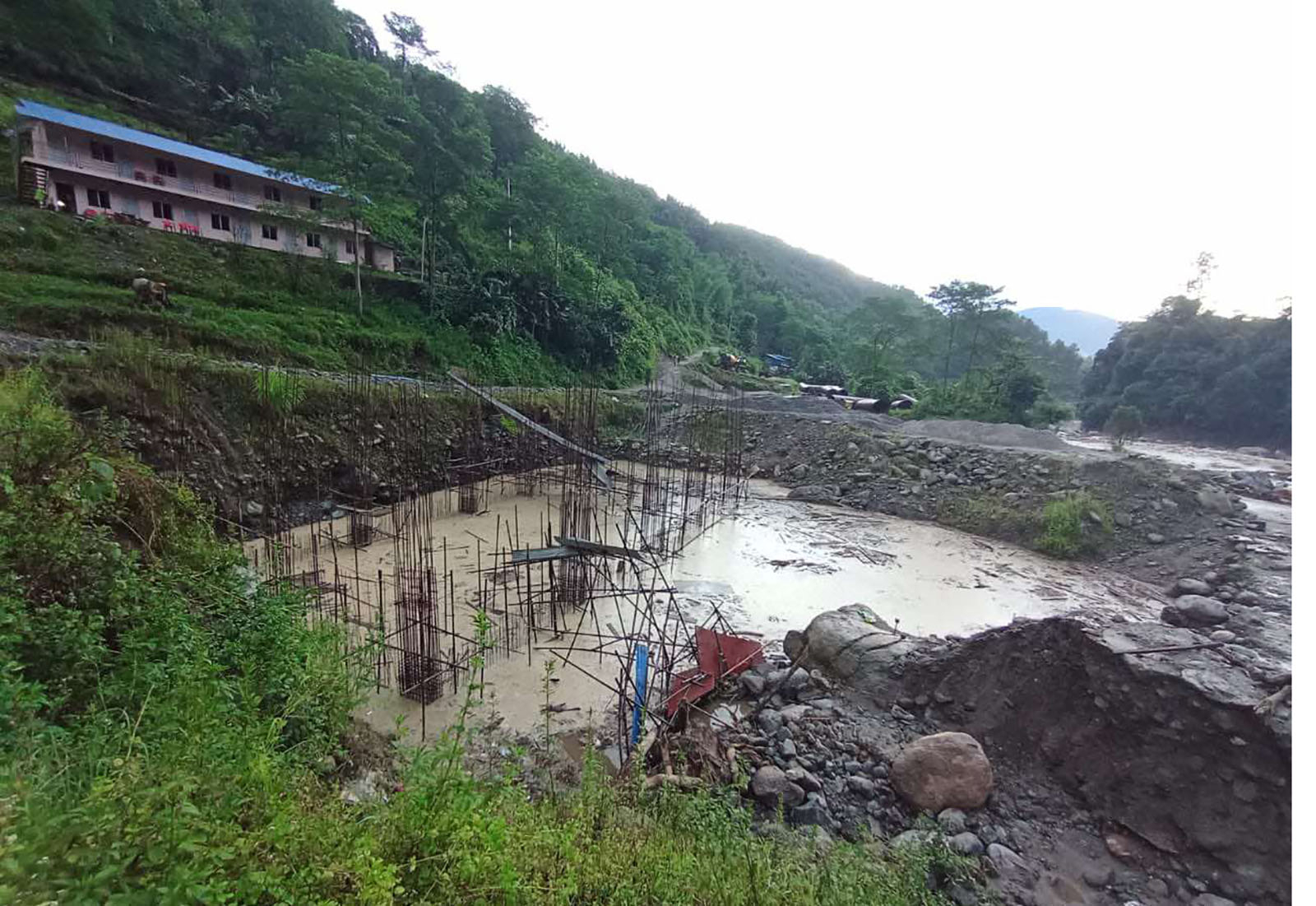 बाढीले बगाएका एक मजदुरको शव फेला, अर्का बेपत्ताको खोजी हुँदै