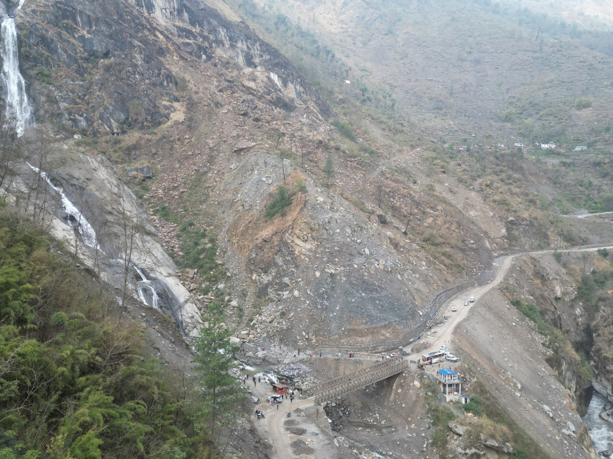 पहिरो बेनी–जोमसोम सडकमा यातायात सेवा प्रभावित