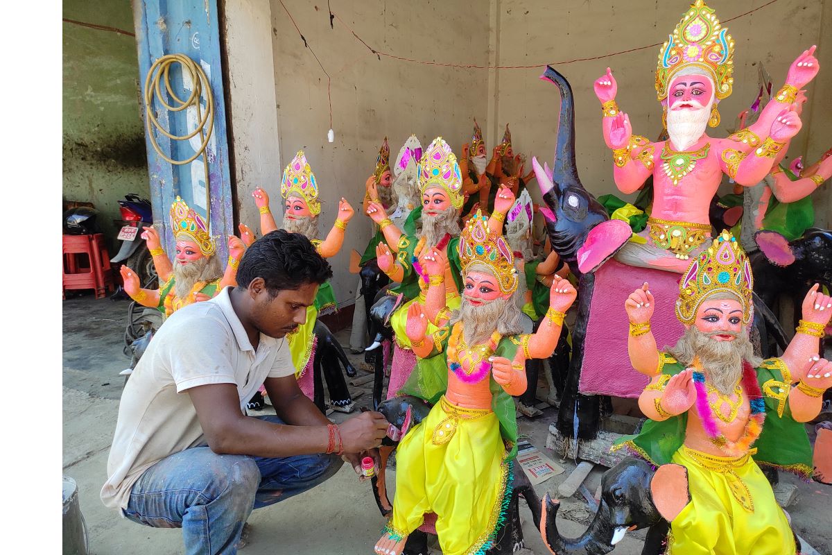 सुनसरीमा विश्वकर्माको मूर्ति बनाएर दुई लाख कमाइ