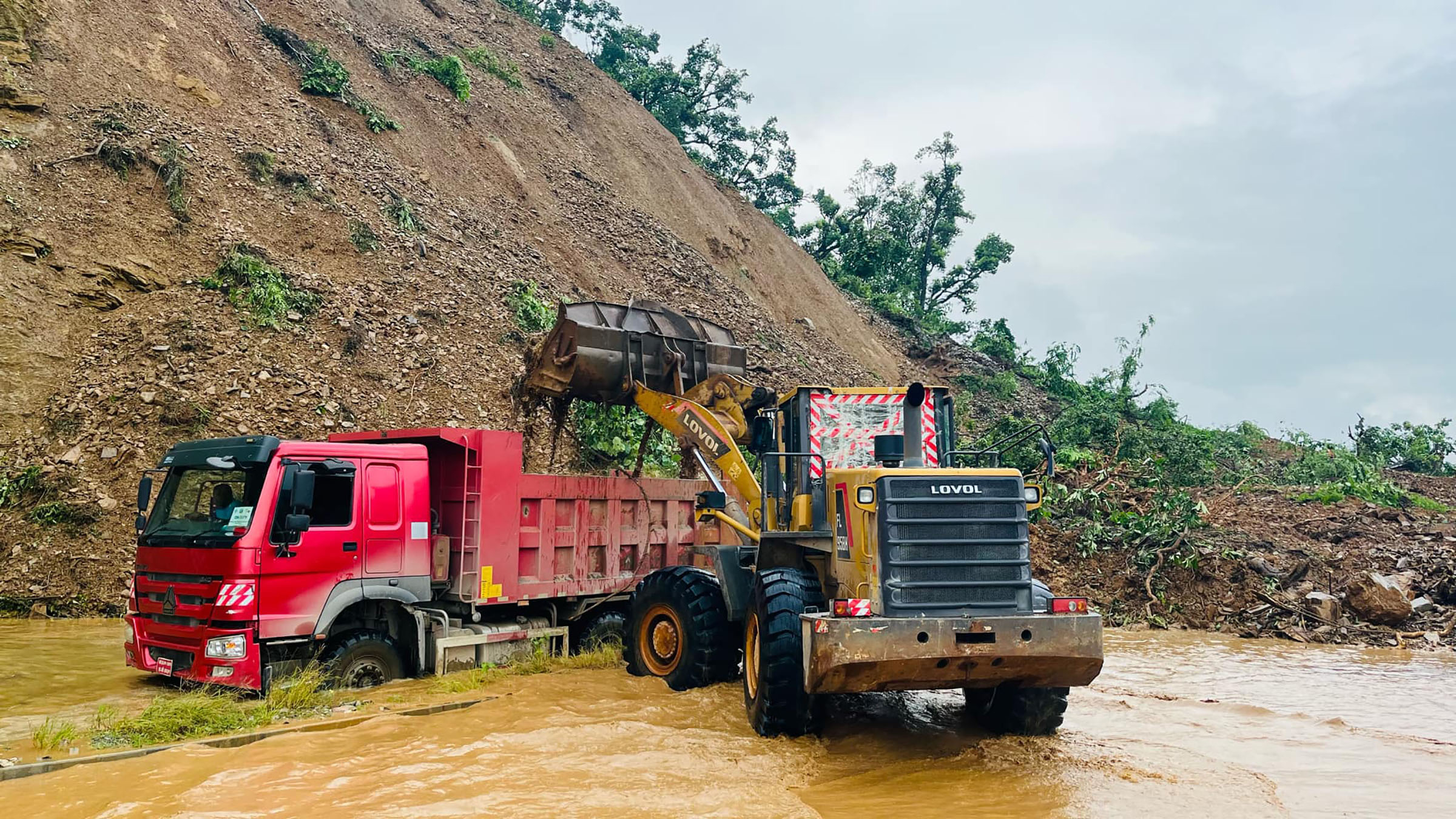 घाँसीकुवाको पहिरो पन्छाउन सुरु, सडक सुचारु हुन समय लाग्ने