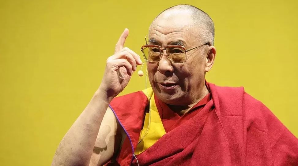 चुम्बनको विवादित भिडिओमाथि तिब्बती नेता छिरिङद्वारा दलाई लामाको बचाउ