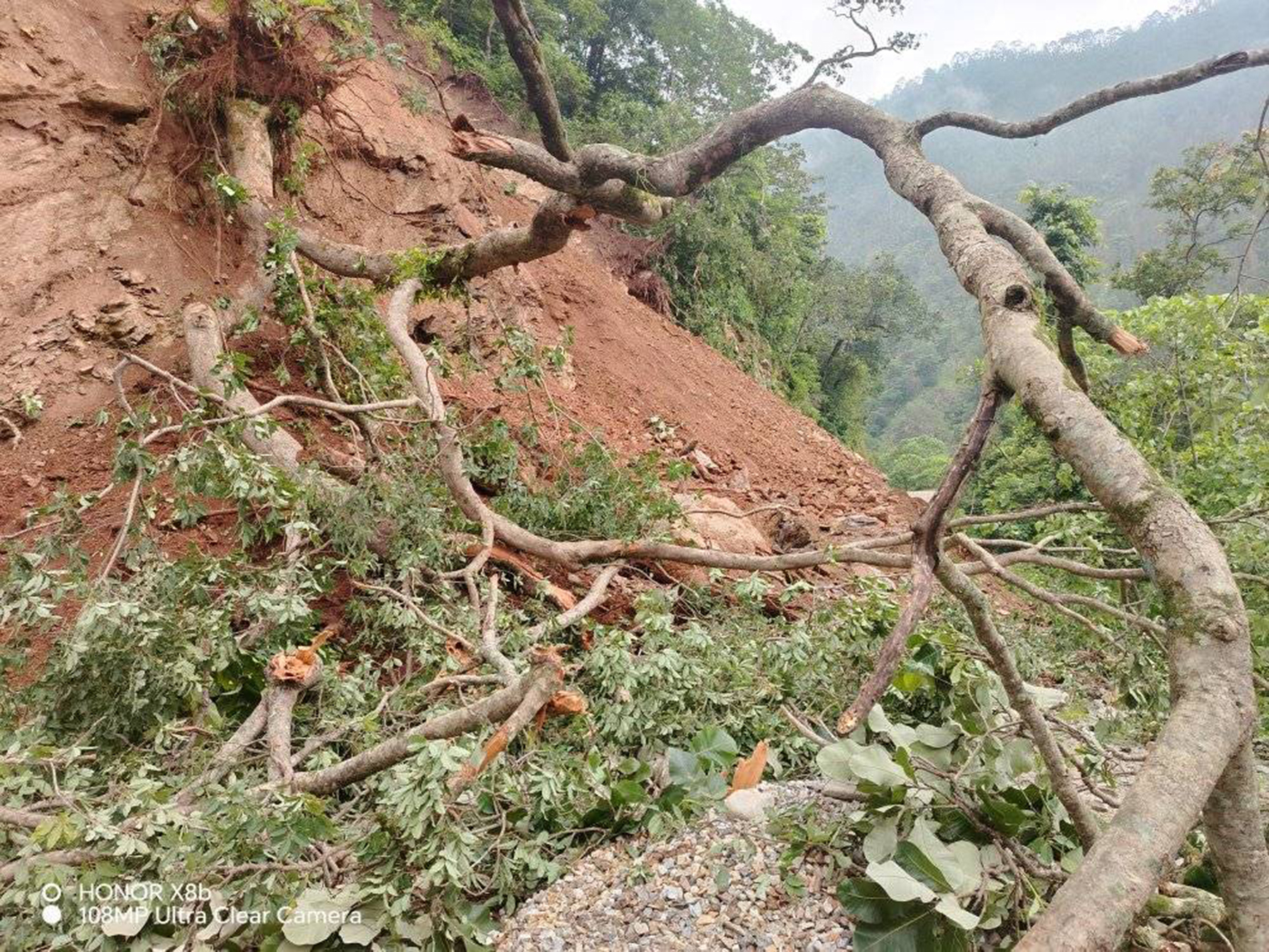 पहिरोले कर्णाली राजमार्ग अवरुद्ध