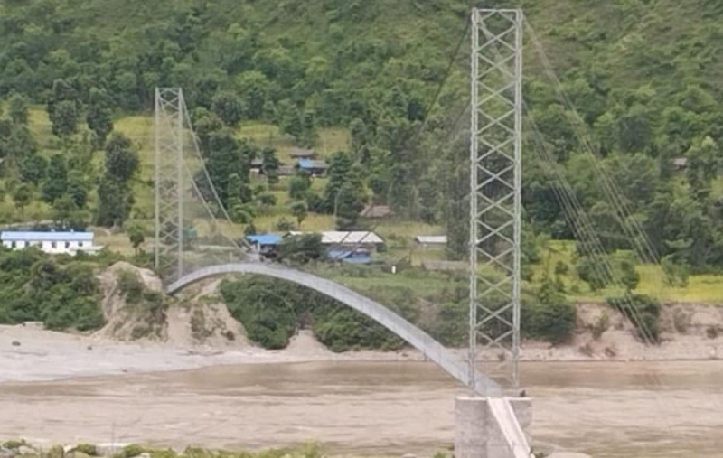 सुनकोशी नदीमा झोलुङ्गे पुल बन्यो, डुङ्गा चढेर वारपार गर्नुपर्ने बाध्यता हट्यो 