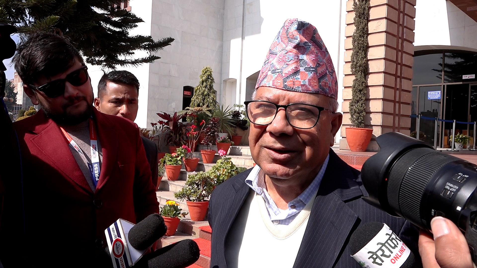 माधव नेपाल भन्छन्- प्रधानमन्त्री, मन्त्री फेर्ने विषय बाटाघाटामा छलफल गर्ने होइन