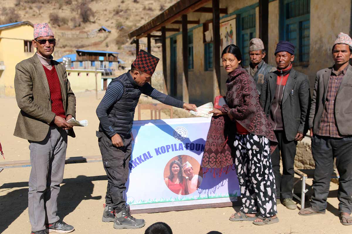 बामा गाउँमा घण्टे शिक्षक