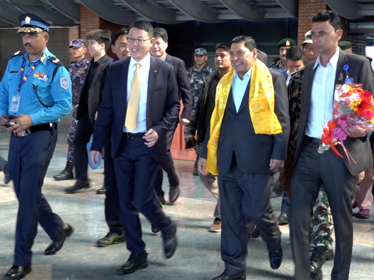 हृदयाघात भएपछि चीनमा अस्पताल भर्ना भएका गृहमन्त्री श्रेष्ठ स्वदेश फिर्ता