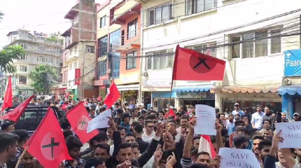 आईओईले शुल्क वृद्धि गरेपछि नेविसंघद्वारा प्रधानमन्त्री निवास घेराउ