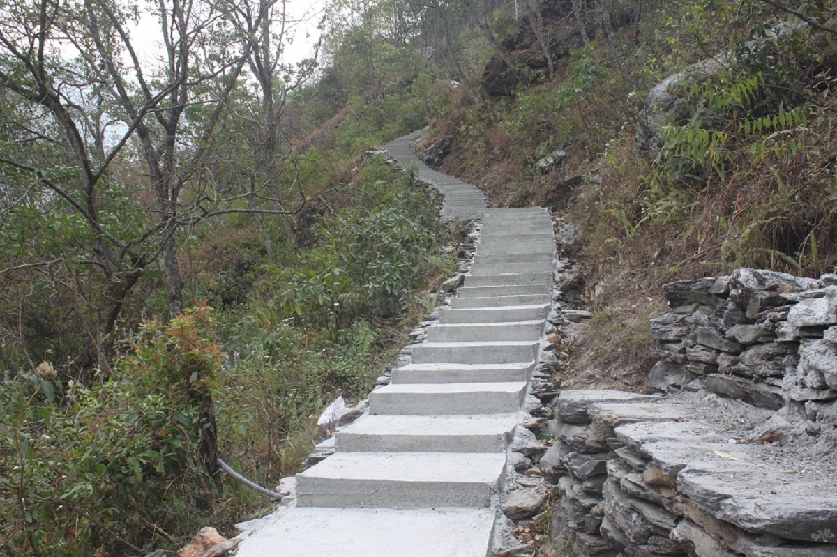 चन्दा र श्रमदानले बन्यो पदमार्ग