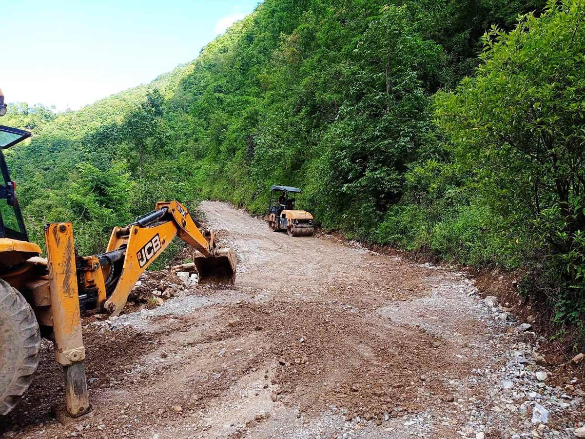 सडकको स्तरोन्नति पर्खँदै स्थानीय