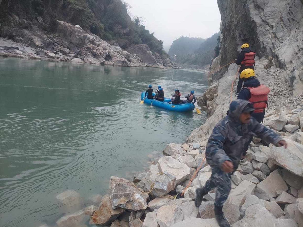 त्रिशूलीमा खसेको जीप निकालियो, मान्छे भेटिएनन् [अपडेट]