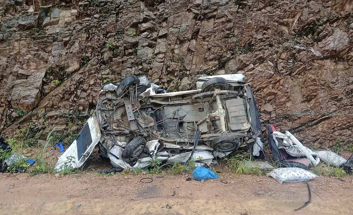 चित्लाङ जाँदै गरेको गाडी दुर्घटना : दुई जनाको मृत्यु