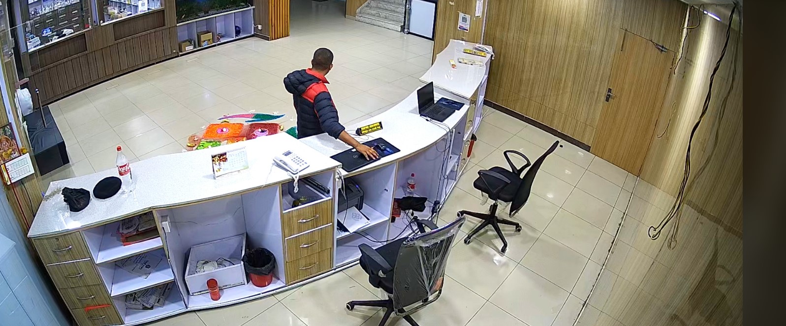 ल्यापटप चोरी गरेको आरोपमा सशस्त्र प्रहरीका असई पक्राउ