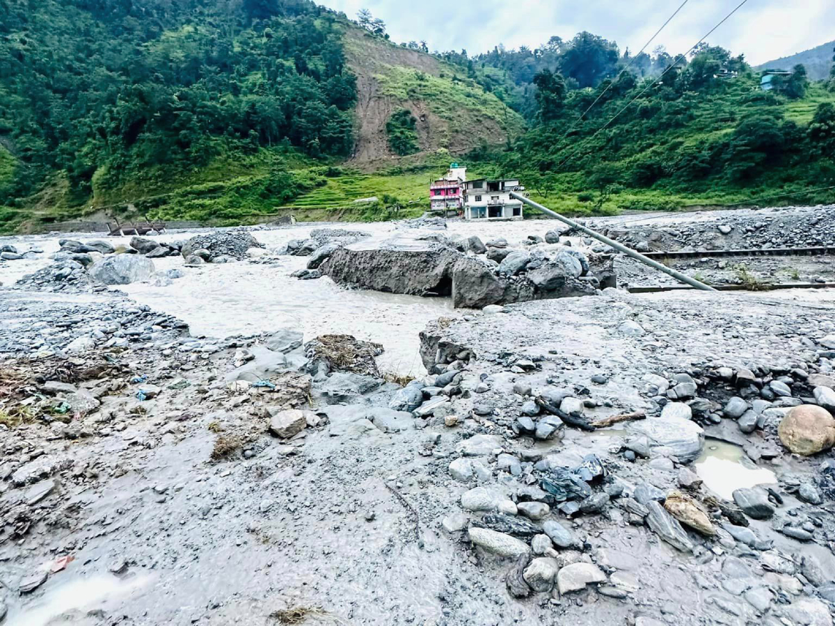 बाढीले अस्थायी पुल र सडकमा क्षति