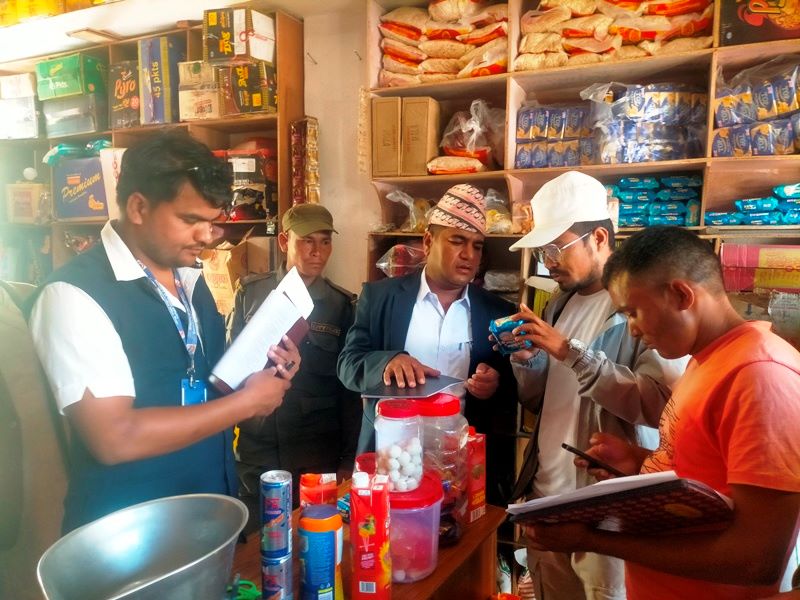 चाडबाड नजिकिएसँगै बजार अनुगमन तीव्र, मापदण्डविपरीत सञ्चालित पसल बन्द