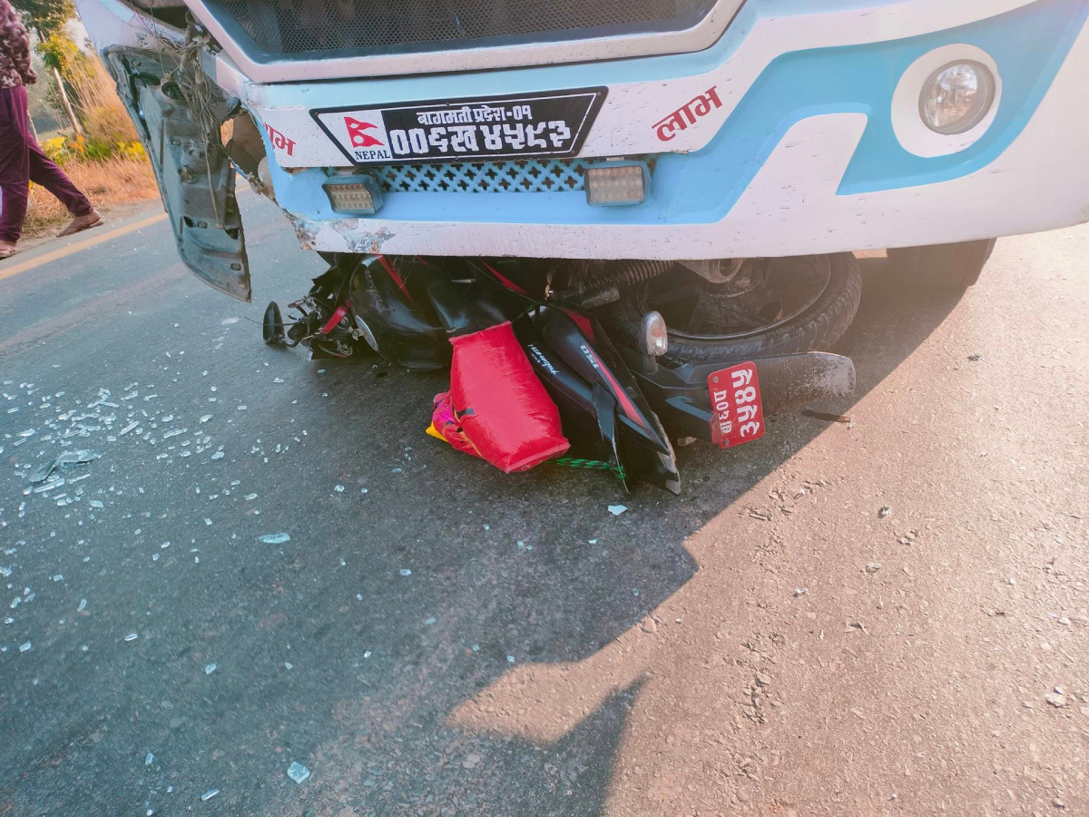 बसले मोटरसाइकललाई ठक्कर दिँदा सिन्धुलीमा दुई जनाको मृत्यु [अपडेट]