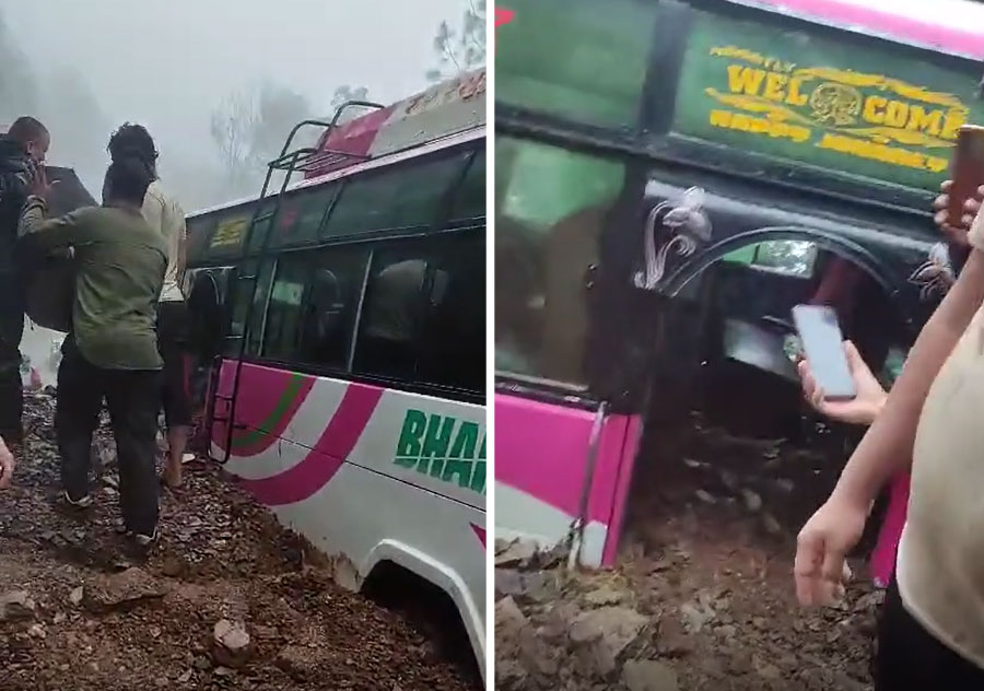 गुल्मीमा लेदोसहितको बाढीमा फस्यो बस