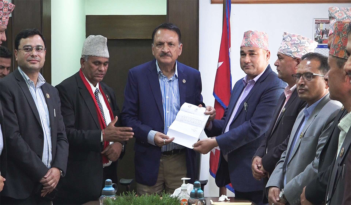 प्रदेश सरकारलाई स्रोत परिचालनमा विशेषाधिकारको माग गर्दै अर्थमन्त्रीलाई सुदूरपश्चिम प्रदेशको ज्ञापनपत्र