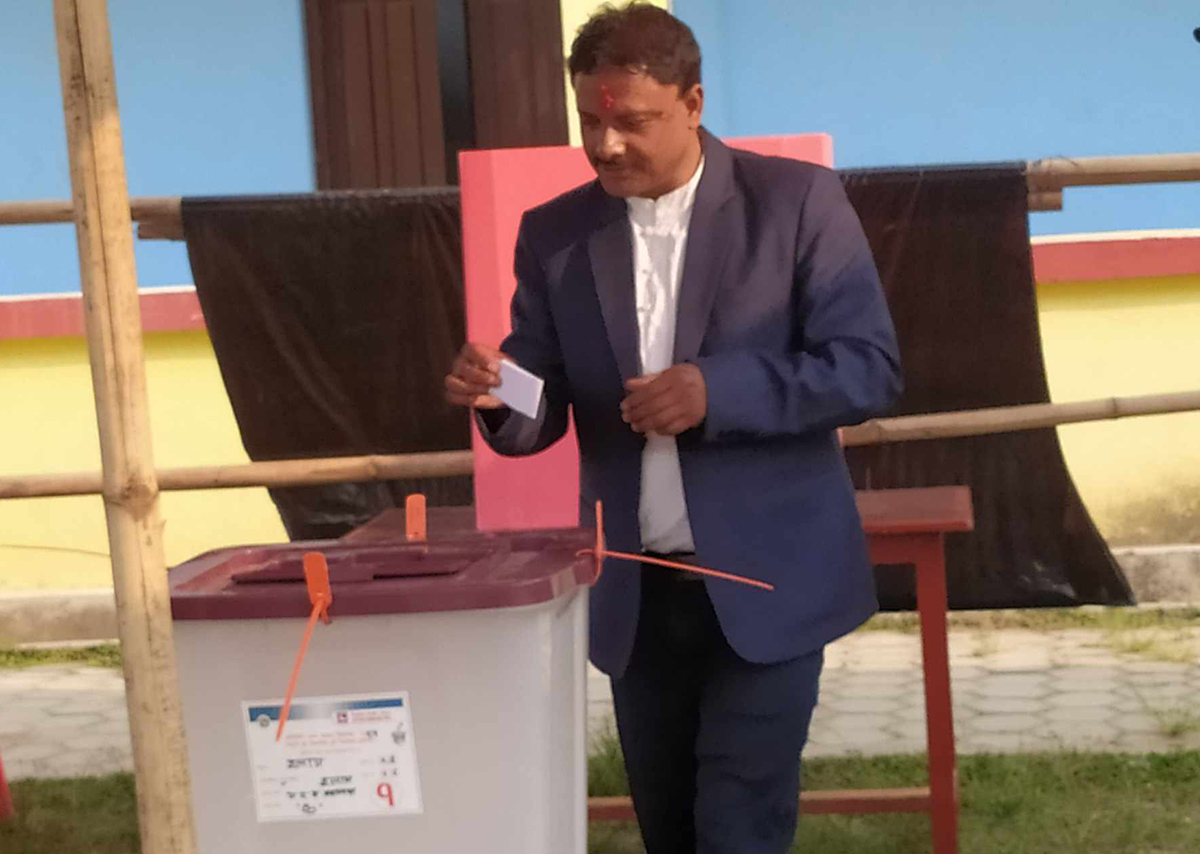 कांग्रेस उम्मेदवार खड्काले गरे मतदान 