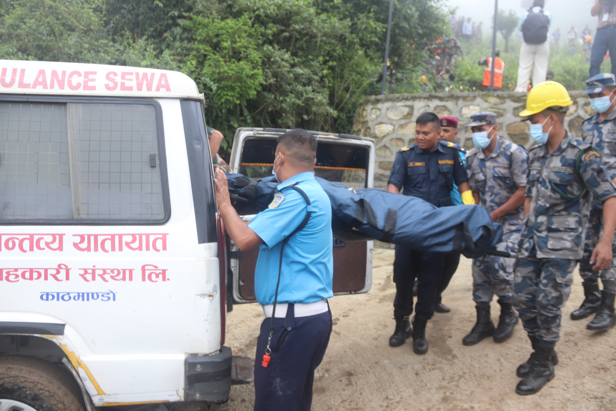 एअर डाइनेस्टीको हेलिकप्टर दुर्घटनाः मृतकको शव त्रिवि शिक्षण अस्पतालमा ल्याइयो, पोस्टमार्टम भोलि