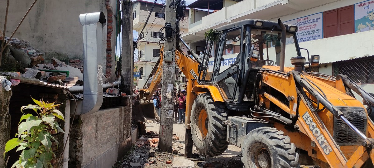 सार्वजनिक जग्गा मिचेर बनाइएका संरचना हटाइए