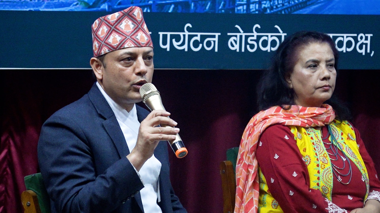 श्रम मन्त्रीको गुनासो: ‘विमानस्थलबाट विदेशिएको देख्नेले सीमानाबाट बाहिरिनेको लस्कर किन नदेखेको?’