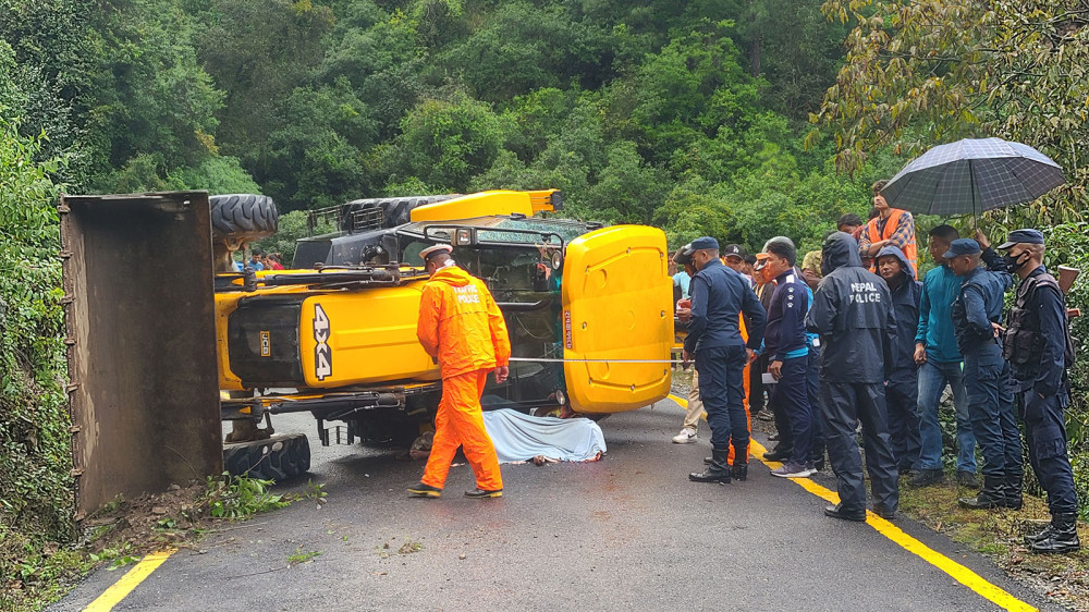 रोल्पामा एस्काभेटर दुर्घटना हुँदा सहचालकको मृत्यु
