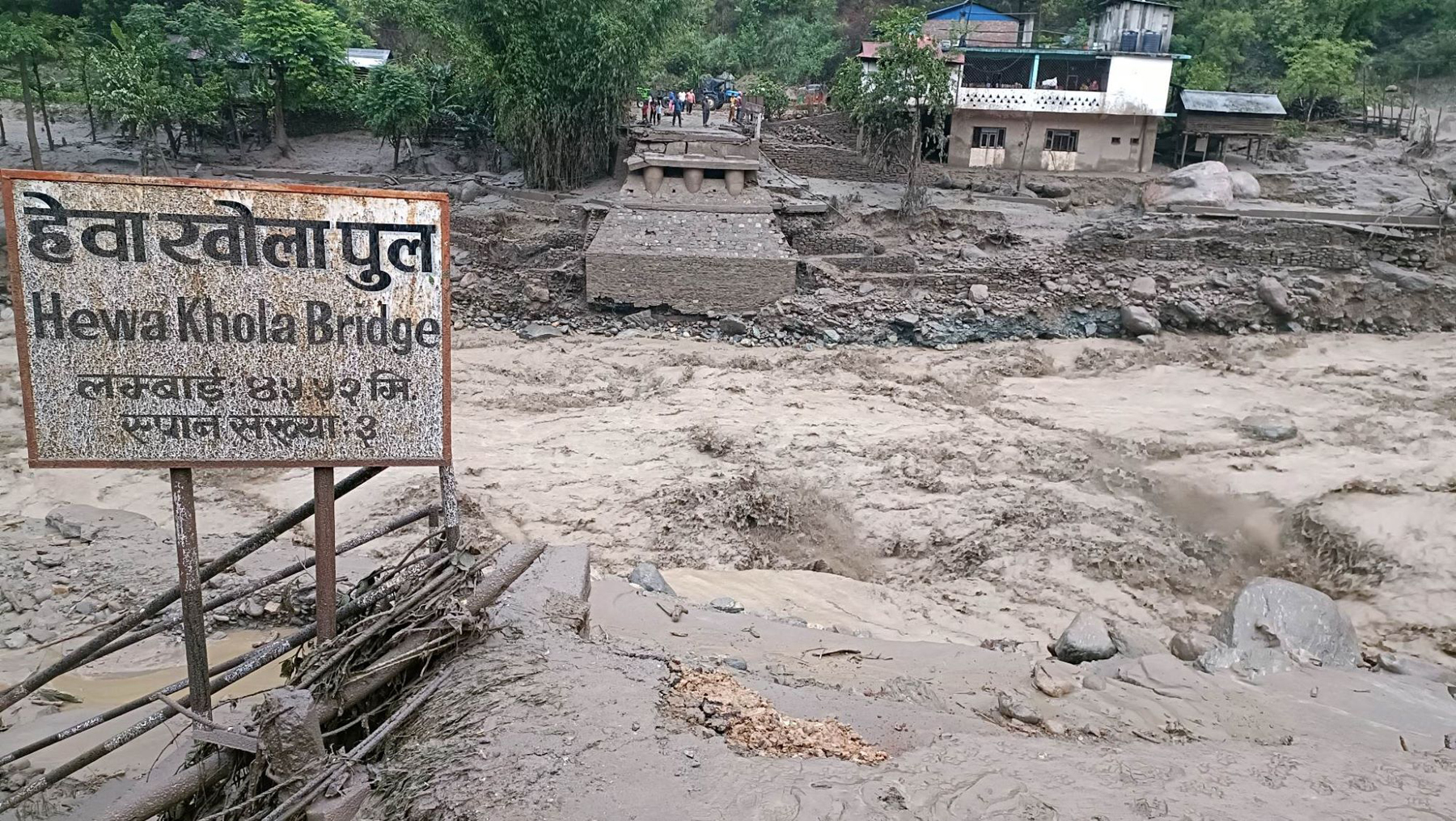 पाँचथरमा बाढीले बगाउँदा पाँच बेपत्ता, मेची राजमार्ग अवरुद्ध