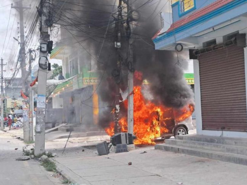 विराटनगरमा विद्यार्थीहरुले जलाए सरकारी गाडी 