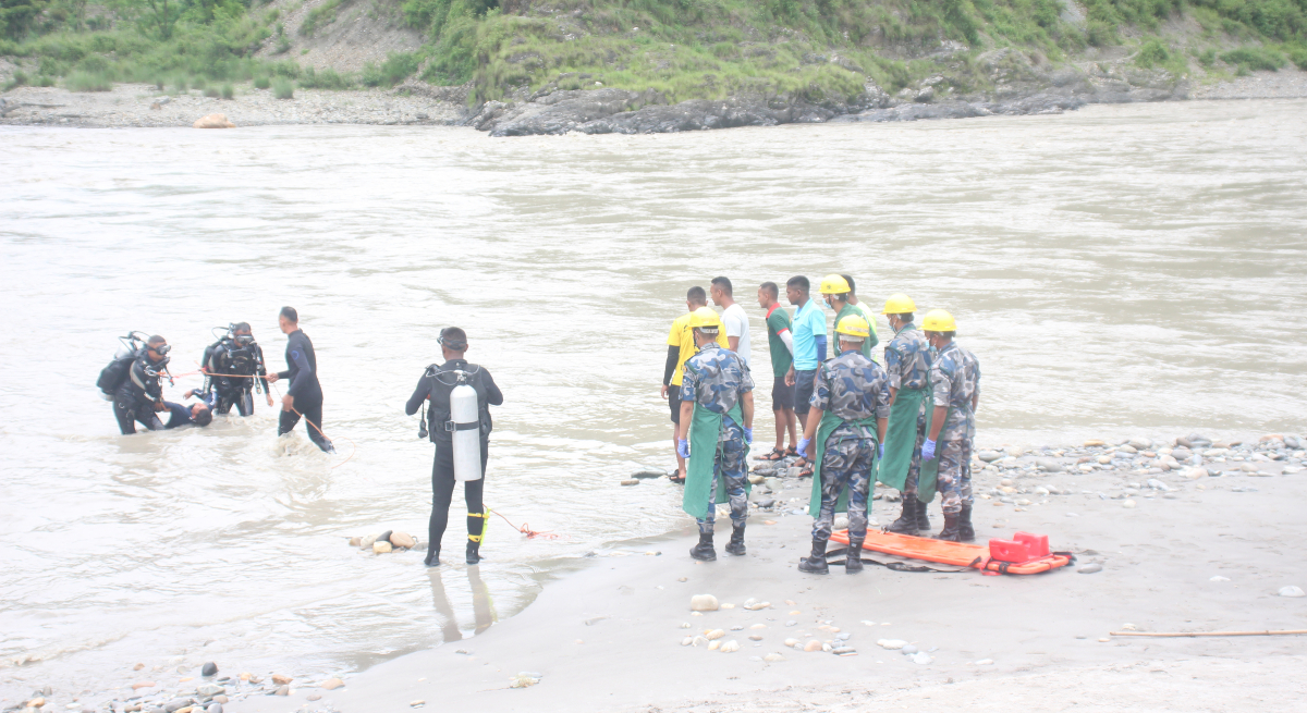 त्रिशूलीमा बेपत्ता बस र यात्रु खोज्न भारतबाट आयो उद्धार टोली