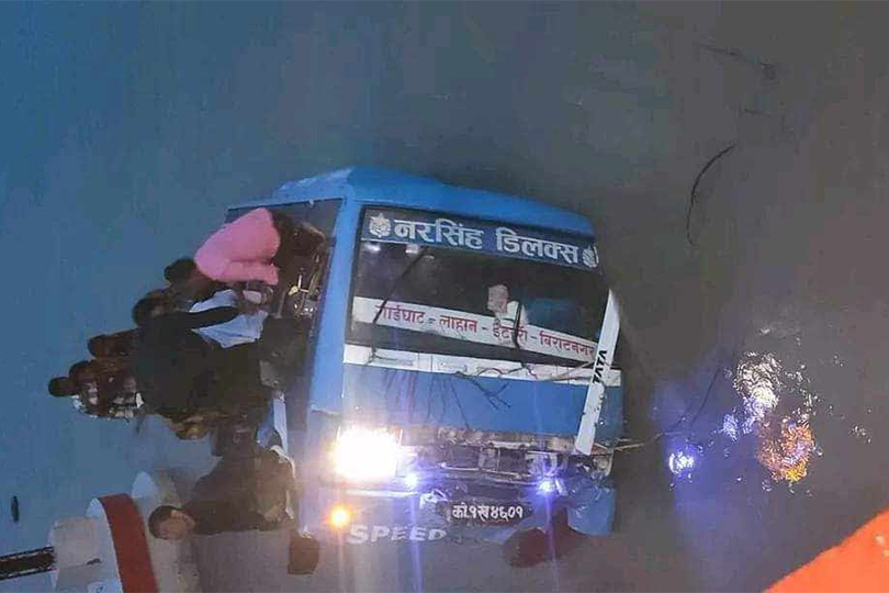 अपडेट: सप्तकोशी नदीमा खसेको बसमा थिए १७ यात्रु, चालक पक्राउ 